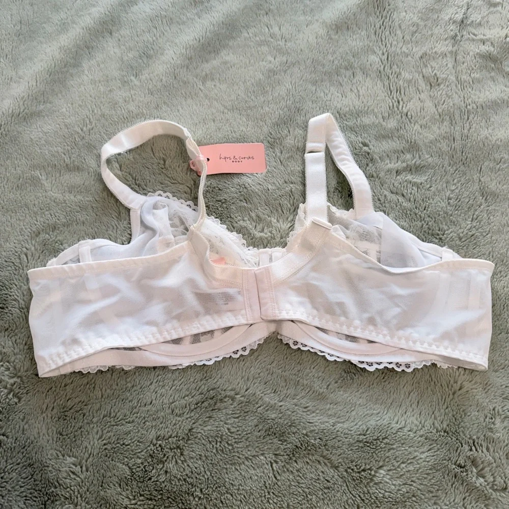 Chic White Lace Underwire Bra (NWT)